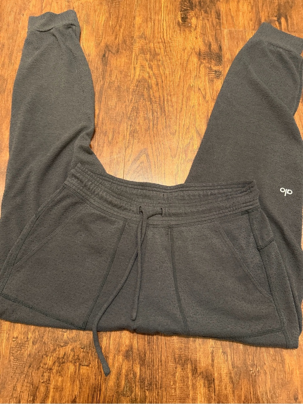 ALO Yoga women  Black Jogger Sweatpants with Back Pockets - Picture 6 of 6